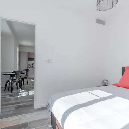 Squared Head-apartment With Terrace In