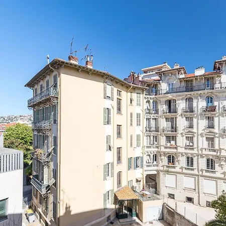 Squared Head-apartment With Terrace In Apartment