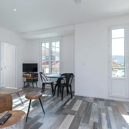 Squared Head-apartment With Terrace In Apartment Nice