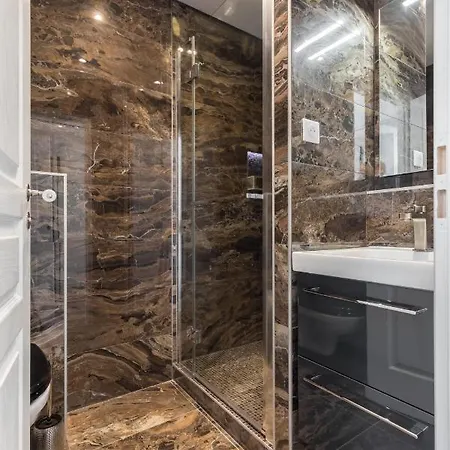 Squared Head-apartment With Terrace In Apartment *