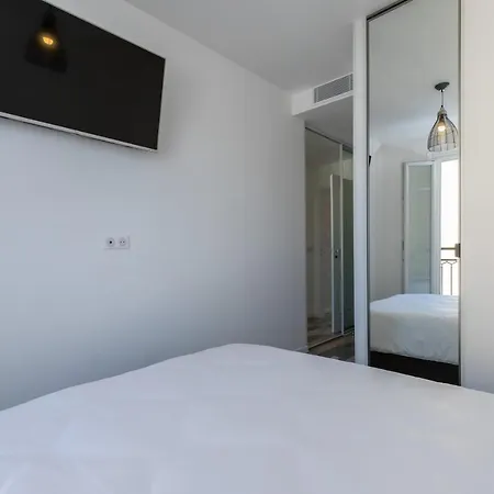 Squared Head-apartment With Terrace In Apartment Nice
