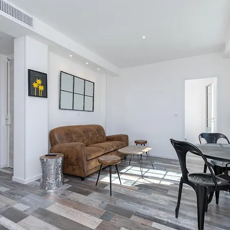 Squared Head-apartment With Terrace In Apartment *