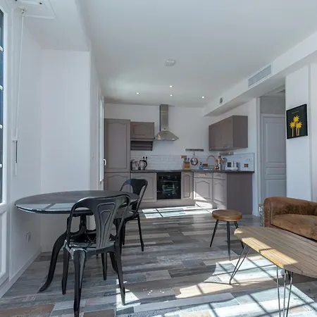 Squared Head-apartment With Terrace In Apartment Nice