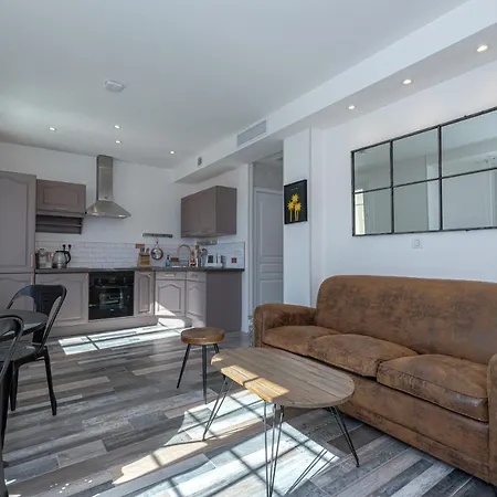 Squared Head-apartment With Terrace In Nice